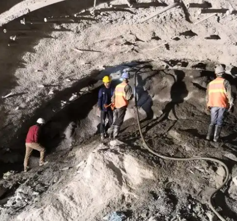 花山隧道拱顶带模注浆料，微膨胀注浆料的特点及施工工艺